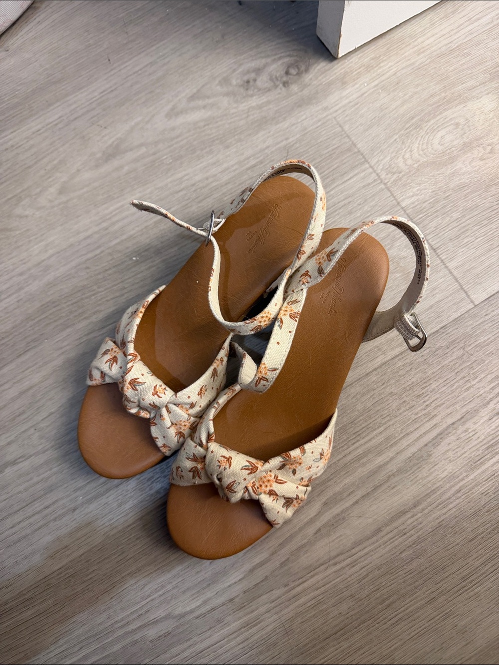 Universal threads floral wooden heels